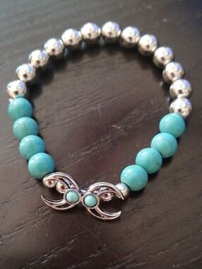 Turquoise Hawlite Beaded Stretch Bracelet with Silver Accent